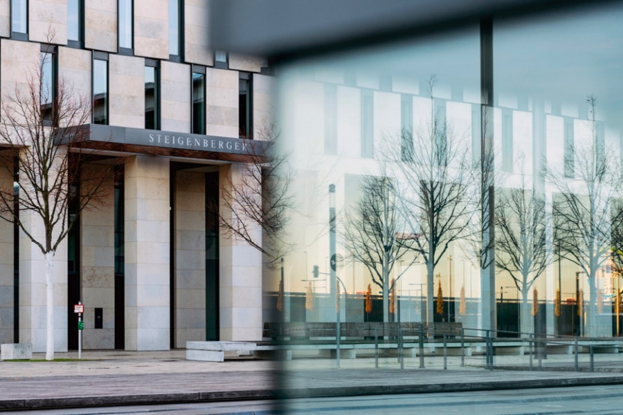 Die moderne Fassade eines urbanen Hotels.