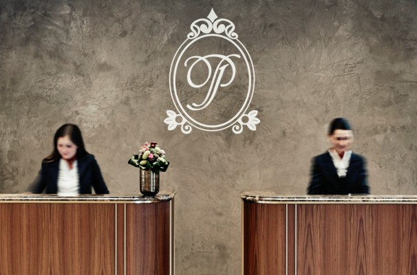 Culture - reception with two employees at a Steigenberger Hotel