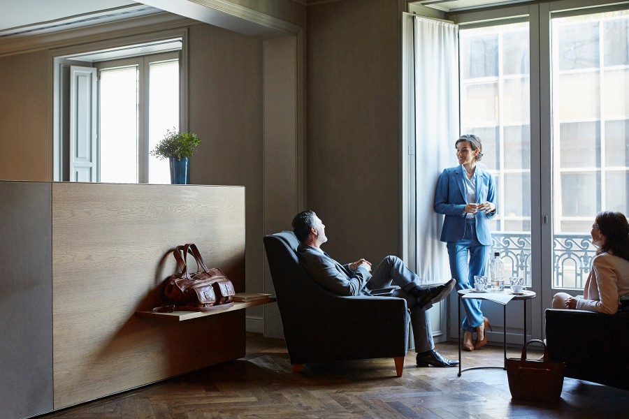 Eine Gruppe von Menschen in einem geräumigen Aufenthaltsraum.