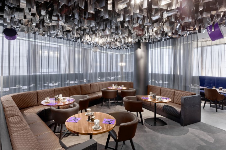 Ein moderner Lounge-Bereich mit 180-Grad-Fenstern.